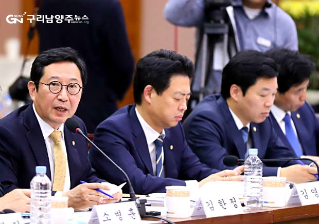 10월 18일 경기도 국정감사에서 질의하고 있는 김한정(맨 좌측) 의원(사진=김한정 의원실)