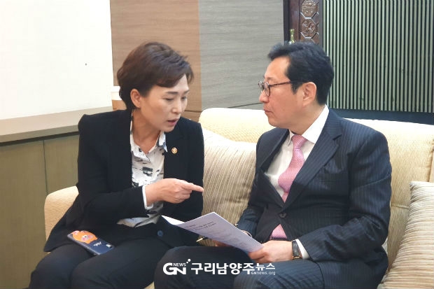 김현미 국토부장관과 김한정 의원이 11월 4일 남양주 교통현안에 대해 의견을 나누고 있다(사진=김한정 의원실)