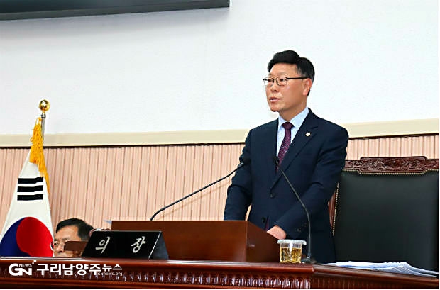 구리시의회 제293회 임시회에서 회의를 주재하고 있는 박석윤 의장(사진=구리시의회)