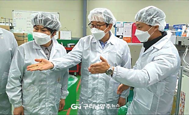 김한정 의원이 2월 28일 집접읍 소재 마스크 생산 업체를 방문해 생산 관련 현황을 청취하고 있다(사진=김한정 의원실)
