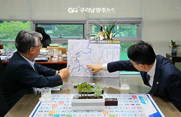 조응천(左) 의원이 김현준(右) 국세청장과 남양주세무서에 대해 협의하고 있다(사진=조응천 의원실)