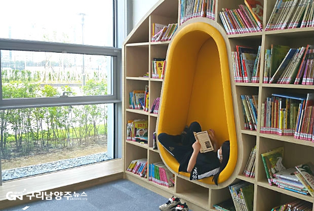 한 어린이가 정약용도서관 1층 어린이자료실에서 책을 읽고 있다(사진=남성운 기자)