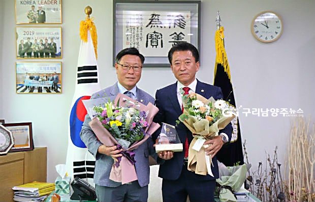 경기도시·군의회의장협의회로부터 의정활동 우수의원으로 선정된 구리시의회 박석윤(左) 의장과 장진호(右) 의원(사진=구리시의회)