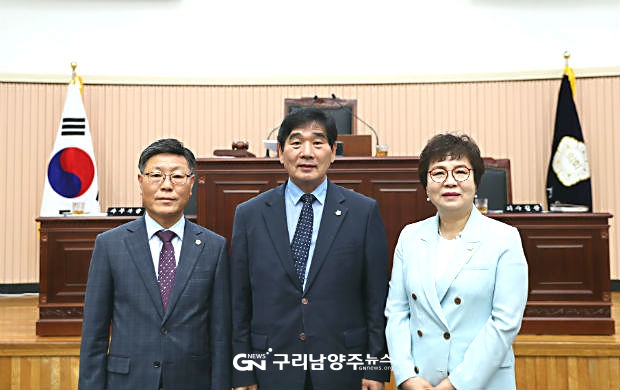 구리시의회 8대 후반기 의장단. 좌로부터 박석윤 운영위원장, 김형수 의장, 임연옥 부의장(사진=구리시의회)
