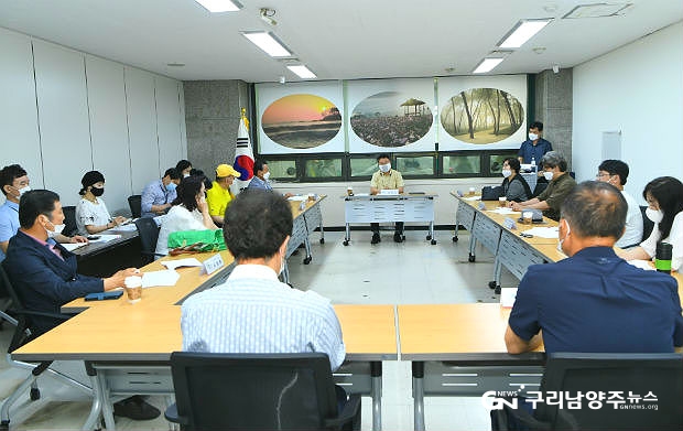 안승남 구리시장이 7월 23일 관내 예술인 및 예술인단체와 코로나19로 침체돼 있는 문화예술 사업에 대해 논의했다(사진=구리시)