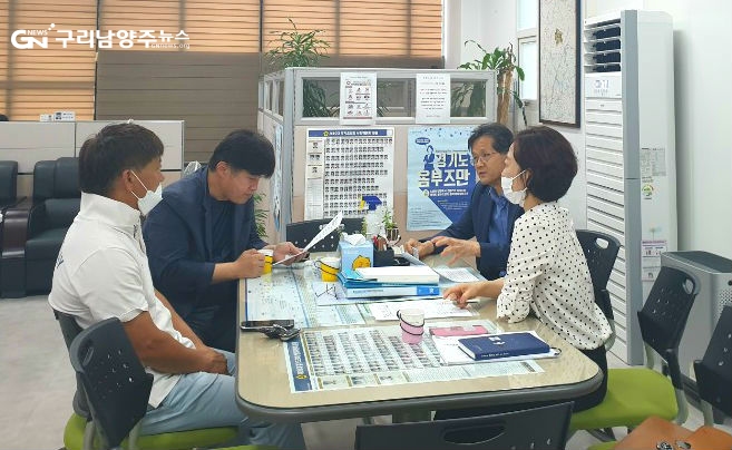 김경호 의원이 7월 22일 경기도의회 가평상담소에서 LIVE DMZ 콘서트 관계자들과 현안을 논의하고 있다(사진=경기도의회)