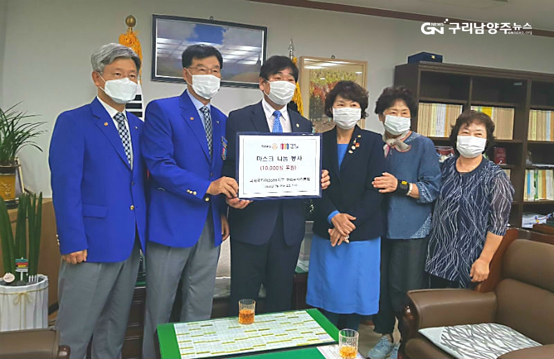 구리시의회 김형수 의장이 7월 29일 글로리데이가 기부한 마스크를 구리남양주 여러 단체에 전달했다.