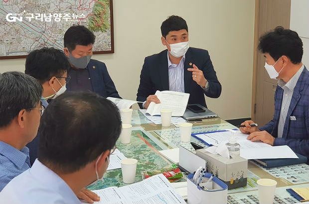 신정현 의원이 7월 31일 도청 및 산하 기관 관계자들과 고령자 비정규직 노동자 처우에 대해 회의를 하고 있다(사진=경기도의회)
