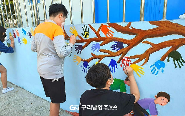 덕소초 6학년의 벽화 그리기 수업(사진=남양주 덕소초등학교)