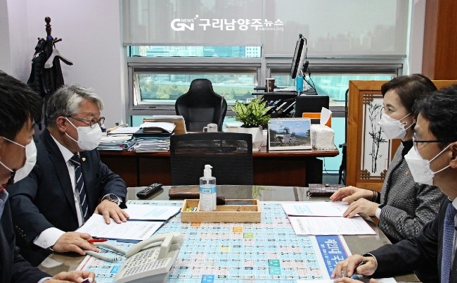 조응천 의원이 윤은혜 교육부장관과 대화하고 있다(사진제공=조응천 의원실)