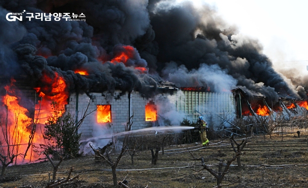 2월 18일 구리시 토평동 창고 화재 현장(사진=구리소방서)