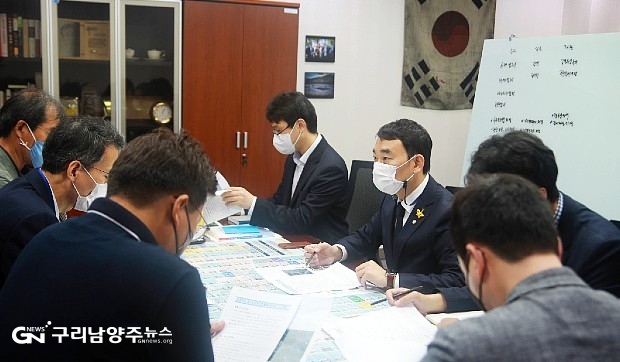 다산동 주민들의 의견을 전달하고 있는 김용민 의원(사진=다산신도시총연합회)