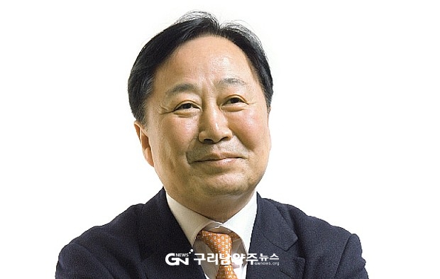 제5회 남양주조지훈문학상을 수상한 조승래 시인(사진=한국문인협회 남양주지부)