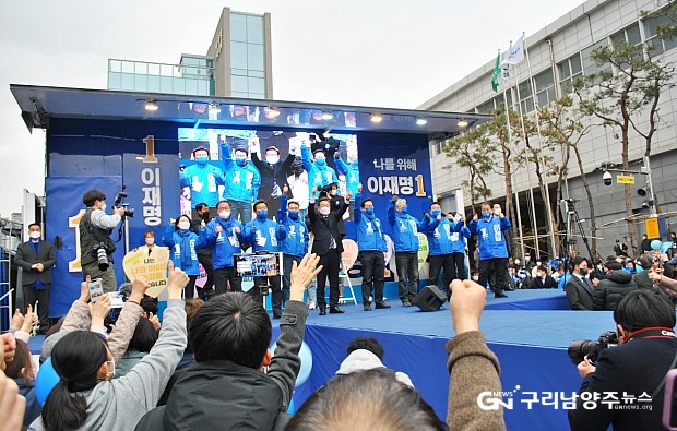 이재명 후보 연설 전, 운집한 시민에게 인사하고 있는 정치인들 ©구리남양주뉴스