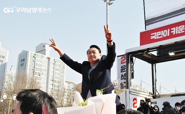3월 7일 구리시 연설 후 운집한 시민들에게 제스처를 취해보이고 있는 윤석열 후보 ©구리남양주뉴스
