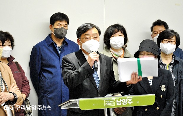 이창균 경기도의회 의원이 4월 25일 기자회견에서 시민이 쓴 탄원서를 들어 보이고 있다. ©구리남양주뉴스
