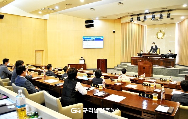 7월 2일 회의에서 정회를 선포하고 있는 김현택 남양주시의회 의장 ©구리남양주뉴스