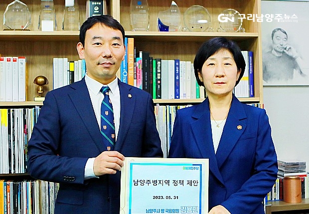 김용민(왼쪽) 의원이 5월 31일 한화진 환경부장관을 만나 조안면 규제 개선을 건의했다(사진=김용민 의원실)