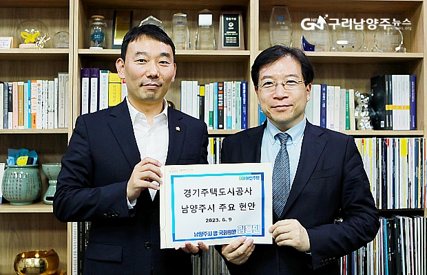 김용민(왼쪽) 의원이 6월 9일 김세용 GH 사장을 만나 지역 현안을 논의했다(사진=김용민 의원실)