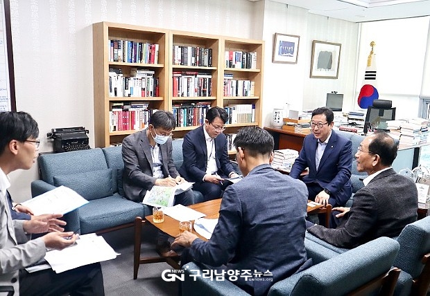 6월 15일 남양주 철도교통현안에 대해 논의하고 있는 김한정 국회의원, 국토교통부 대도시권광역교통위원회 이성해 위원장, 방현하 대광위 광역시설정책과장, 박재영 경기도 철도정책과장, 구자군 철도건설과장 등(사진=김한정 의원실)