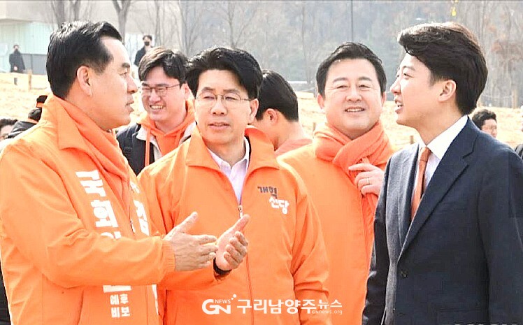 3월 4일 이준석 개혁신당 대표를 만나 대화하고 있는 김구영(맨 왼쪽) 예비후보(사진 제공=김구영 캠프)