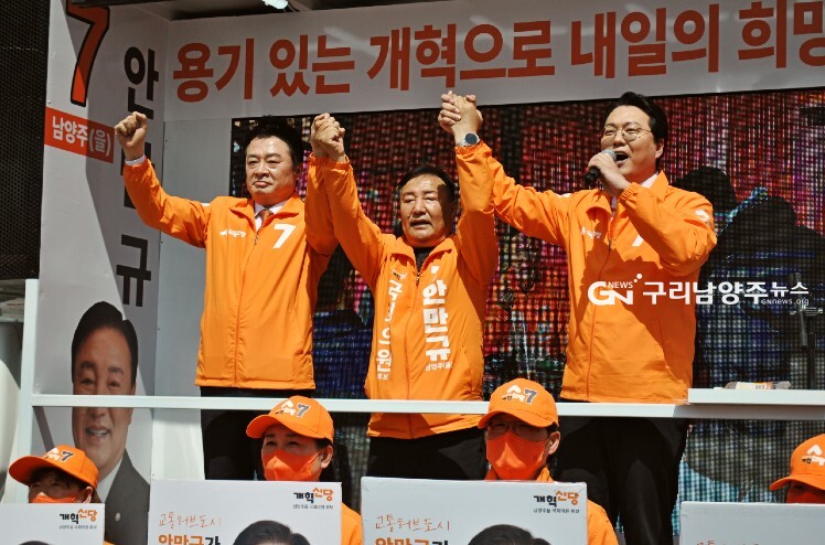 4월 2일 정오 남양주시 진접읍 장현 5일장. (칭 생략) 왼쪽부터 김철근, 안만규, 천하람 ©구리남양주뉴스