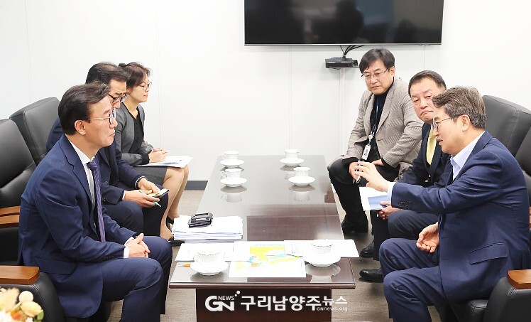 김동연 경기도지사는 11월 21일 국립수산물품질관리원 서울지원에서 전재수 해양수산부 장관을 만나 평택항 유휴수면 500MW급 전기 생산 태양광 발전시설 설치를 건의했다(사진 제공=경기도)