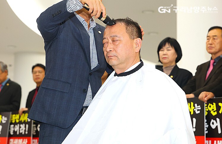 11월 25일 삭발하고 있는 백현종 의원(사진 제공=경기도의회 국민의힘)